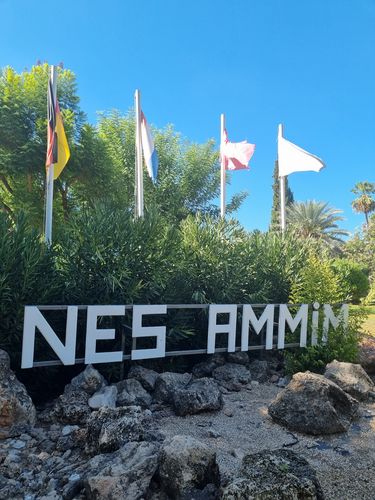 Schriftzug am Eingang des Dorfes Nes Ammim