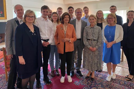 Zu sehen ist ein Gruppenfoto mit den Studierenden und in der Mitte Königin Silvia von Schweden.