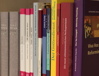 Ausgewählte Publikationen Prof. Alexander Deeg in Bücherregal