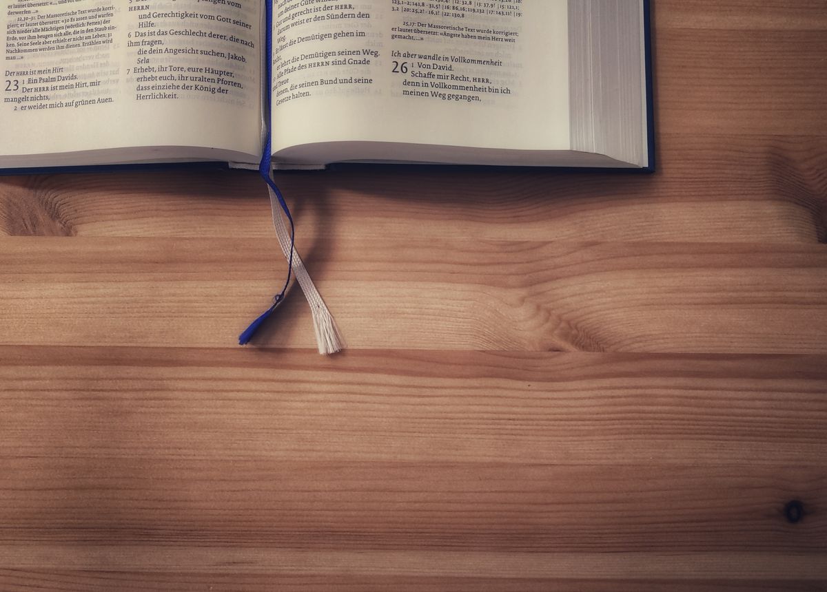 zur Vergrößerungsansicht des Bildes: Tisch mit einem Ausschnitt einer aufgeschlagenen Bibel