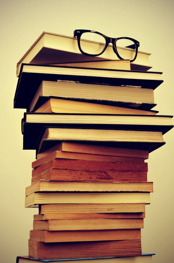 zur Vergrößerungsansicht des Bildes: Bücherstapel, darauf liegt eine Brille