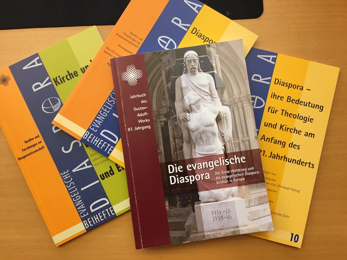 zur Vergrößerungsansicht des Bildes: Foto von verschiedenen Büchern und Heften