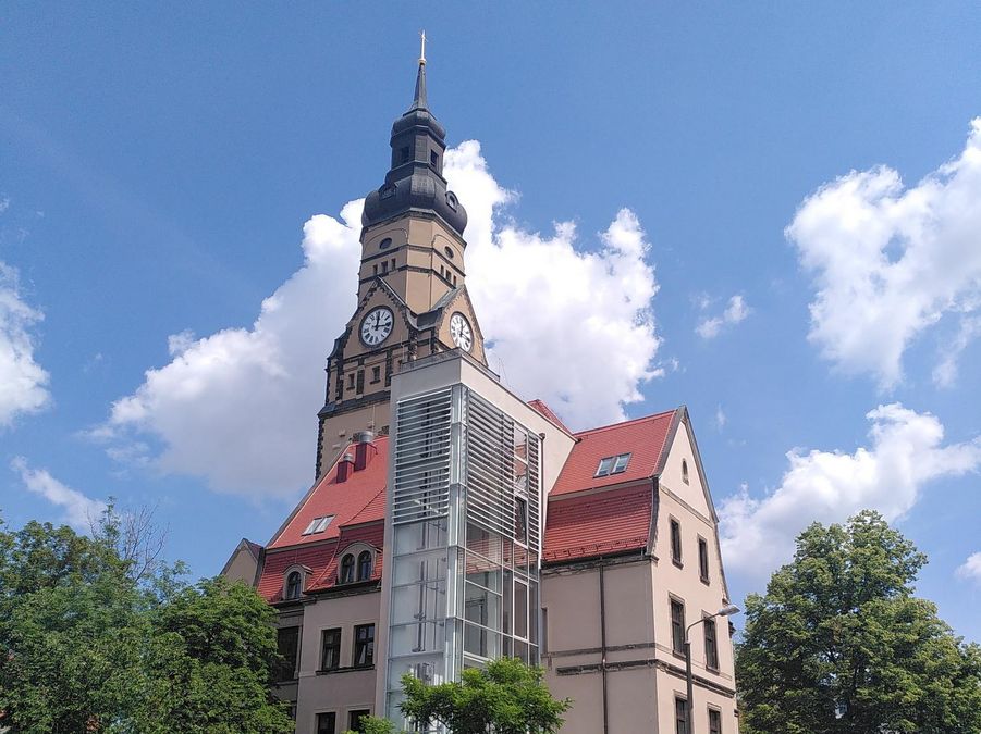 zur Vergrößerungsansicht des Bildes: Philippuskirche Leipzig mit Turm und Aufzug Integrationshotel