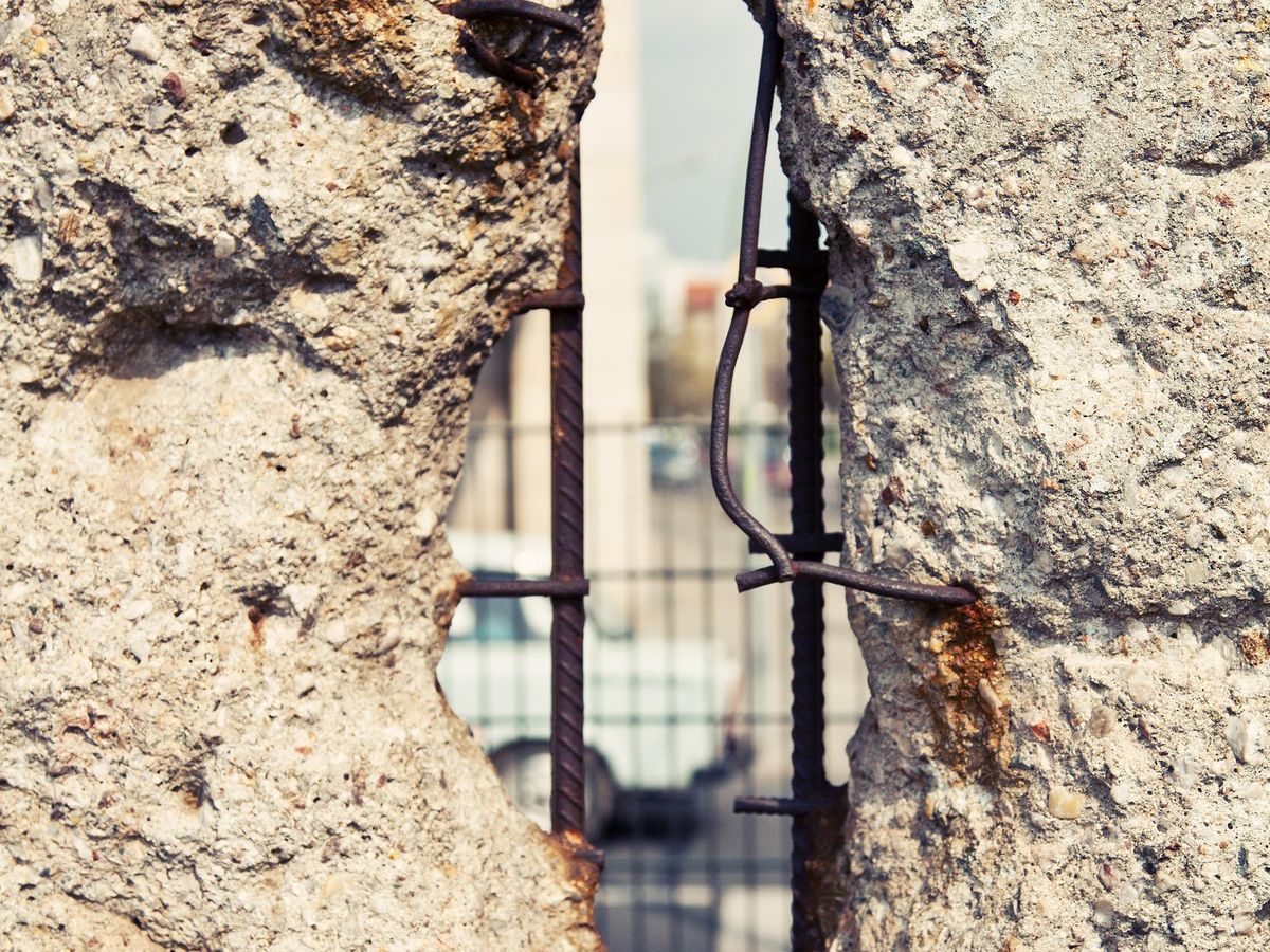 zur Vergrößerungsansicht des Bildes: Stacheldraht an der Berliner Mauer Verortung auf der Seite: Bühne