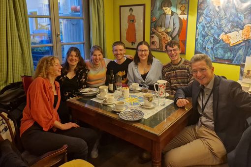Seminarteilnehmer:innen und Lehrende sitzen in einem Café