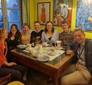 Seminarteilnehmer:innen und Lehrende sitzen in einem Café