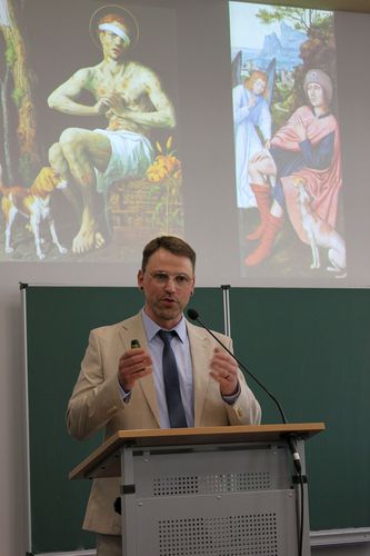 Matthias Hofmann begrüßt und führt in das Thema ein