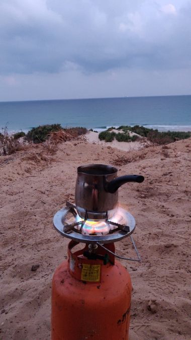 zur Vergrößerungsansicht des Bildes: Morgenkaffee unter freiem Himmel in Ashdod Yam, Foto: Juliane Stein.