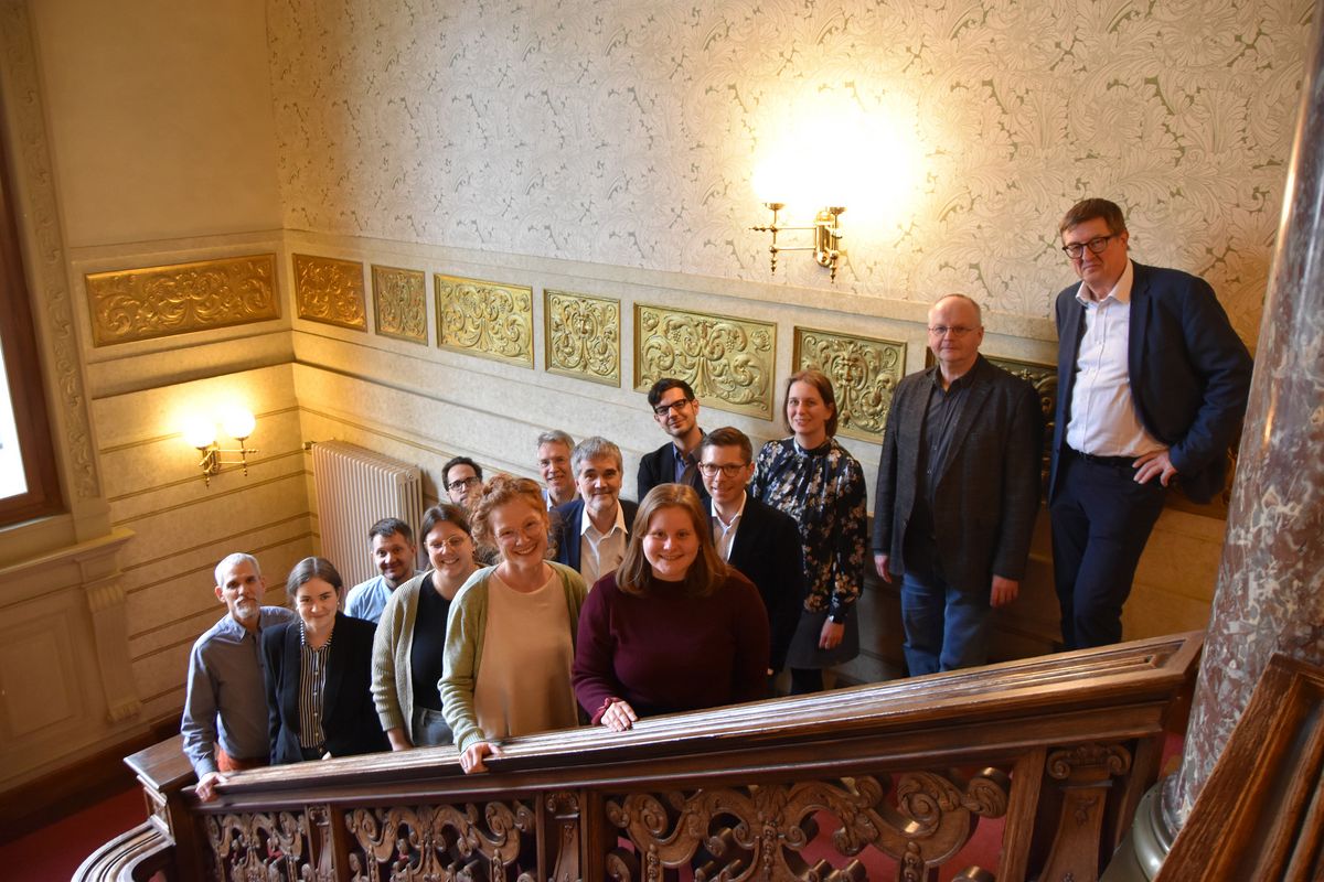 enlarge the image: Viele Menschen auf einer Treppe. Das Team des CJHNTdigital-Projektes 2024, Foto: Birgit Pfeiffer.