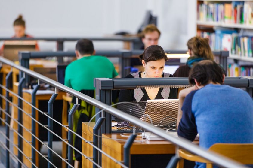 Studierende sitzen an Arbeitsplätzen im Lesesaal Mitte der Bibliotheca Albertina, Foto: Christian Hüller