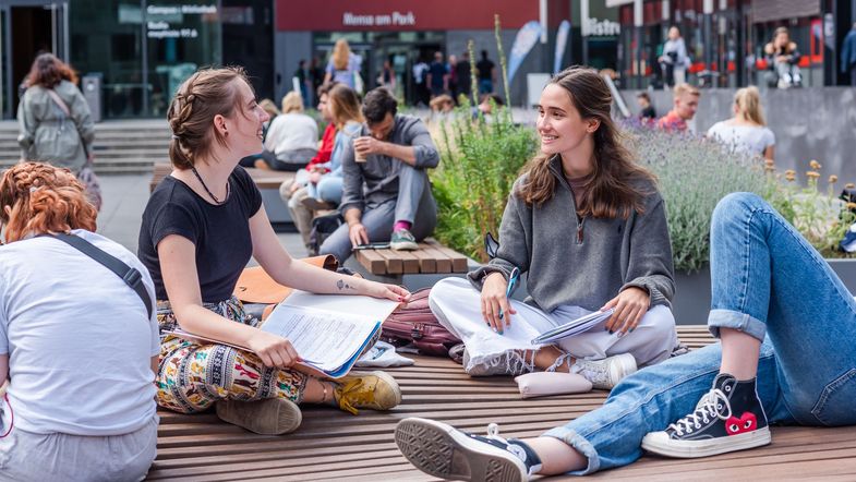 Auf dem Foto sieht man Studentinnen Studentinnen auf dem Leibnizforum im Gespräch.