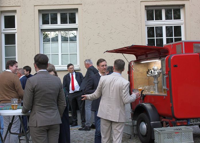 Empfang im Hof der Fakultät, Gäste im Gespräch