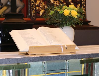 Eine aufgeschlagene Bibel auf dem Paulineraltar in der Universitätskirche, Foto: Anna Tunger.