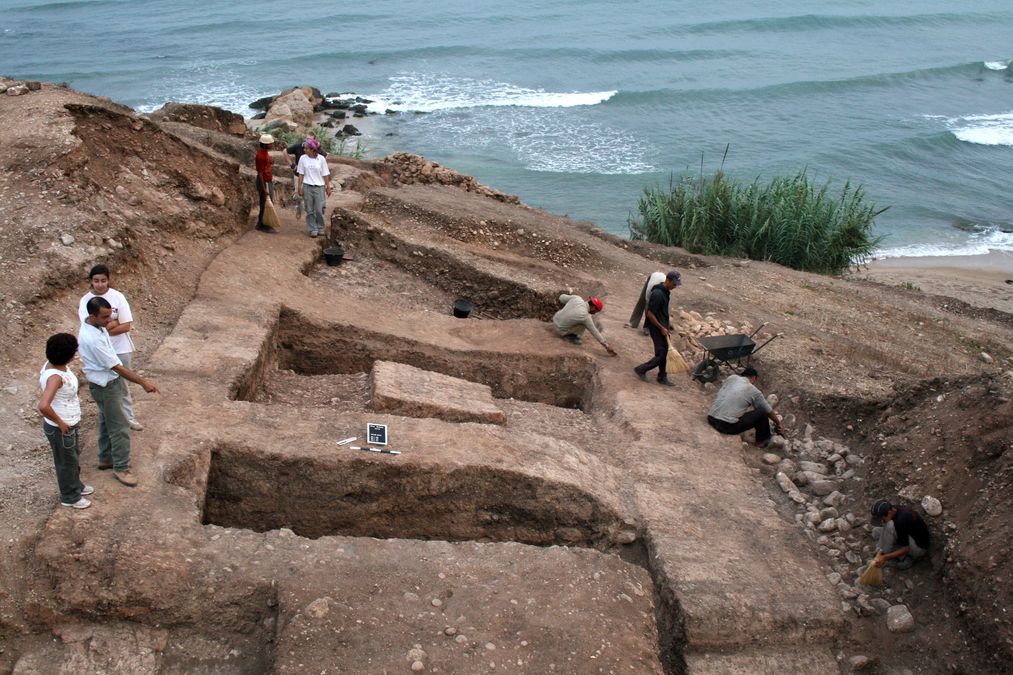 zur Vergrößerungsansicht des Bildes: Ausgrabungen in Tell el-Burak mit Blick auf das Meer, Foto: Jens Kamlah.
