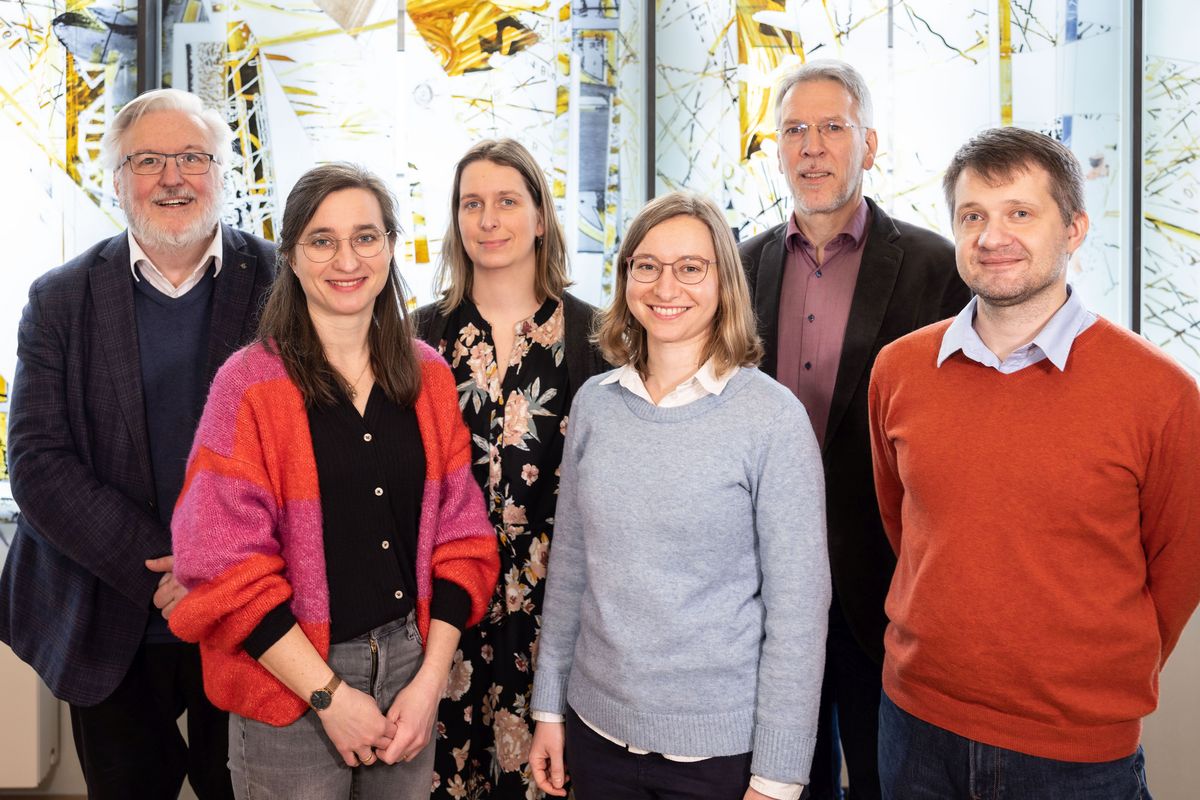 zur Vergrößerungsansicht des Bildes: Das Team des Instituts für Neutestamentliche Wissenschaft, drei Männer, drei Frauen, Foto: Andreas Schüle.