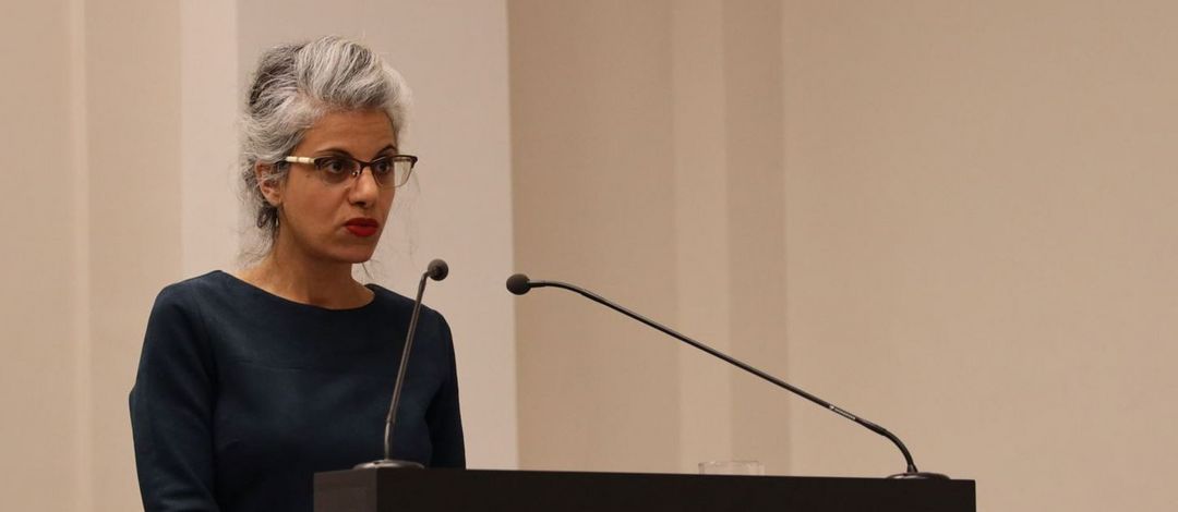 Yemima Hadad bei der Antrittsvorlesung, Foto: Frank Lütze. Eine Frau mit Brille im blauen Kleid an einem Pult beim Vortrag.