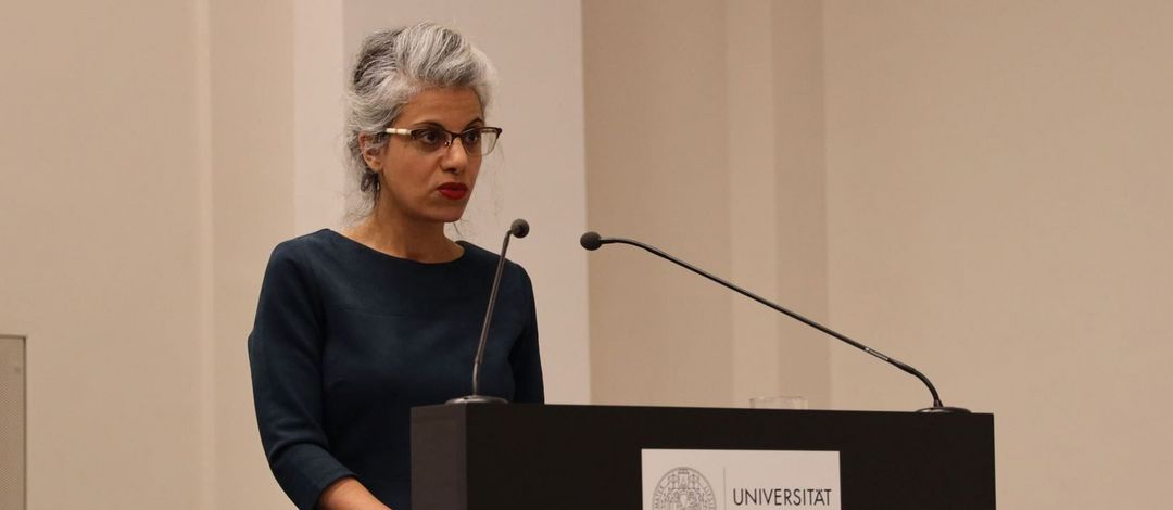 Yemima Hadad bei der Antrittsvorlesung, Foto: Frank Lütze. Eine Frau mit Brille im blauen Kleid an einem Pult beim Vortrag.