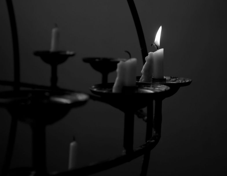 Kerze auf einem Lichterbaum, Foto: Colourbox.de.