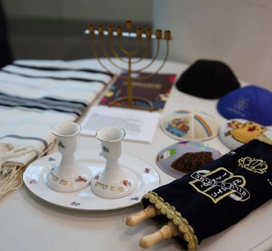 Ein Stand mit Judaica auf dem Ökumenischen Religionslehretag 2023 (Foto: Tobias Haueis)