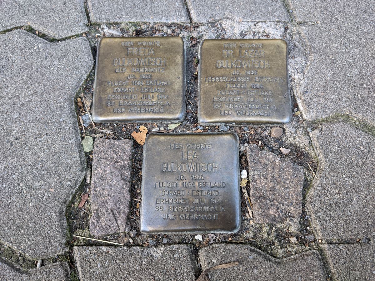 zur Vergrößerungsansicht des Bildes: Die Stolpersteine der Familie Gulkowitsch in der Demmeringstraße in Leipzig-Lindenau, Foto: Nicole Oesterreich. Die Aufsschriften lauten: Frieda Gulkowitsch, geborene Rabinowitz, Jahrgang 1900, Dr. Lazar Gulkowitsch, Jahrgang 1898, Lehrerlaubnis entzogen, Flucht 1934, Lea Gulkowitsch, Jahrgang 1926, Flucht 1934, Dopart Estland, ermordet Juli 1941 SS Einsatzgruppe A und Wehrmacht