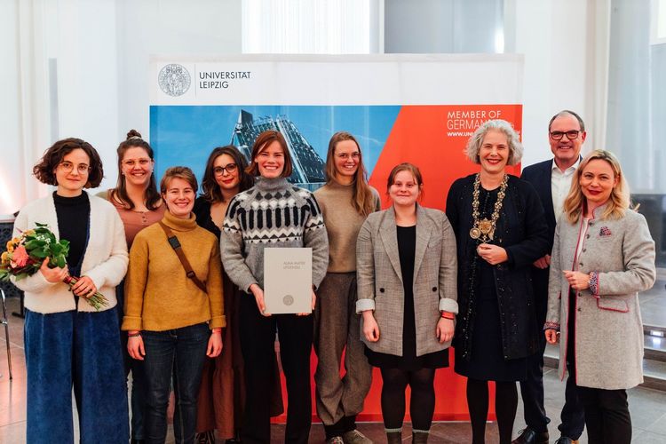 Das Team von Theoversity erhält von der REktorin der Uni Leipzig die Auszeichnung