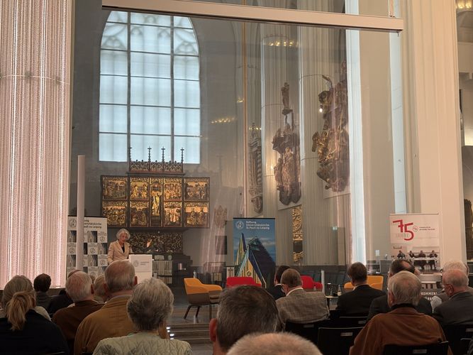 Die Rektorin, Prof. Dr. Eva Inés Obergfell, hält das Grußwort. Foto: Christian Boerger